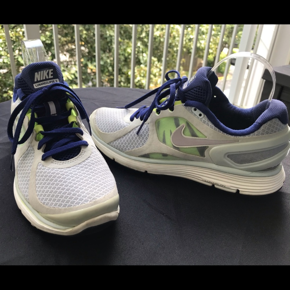 ❤️ NIKE Lunar Eclipse 2 - Size 7Y